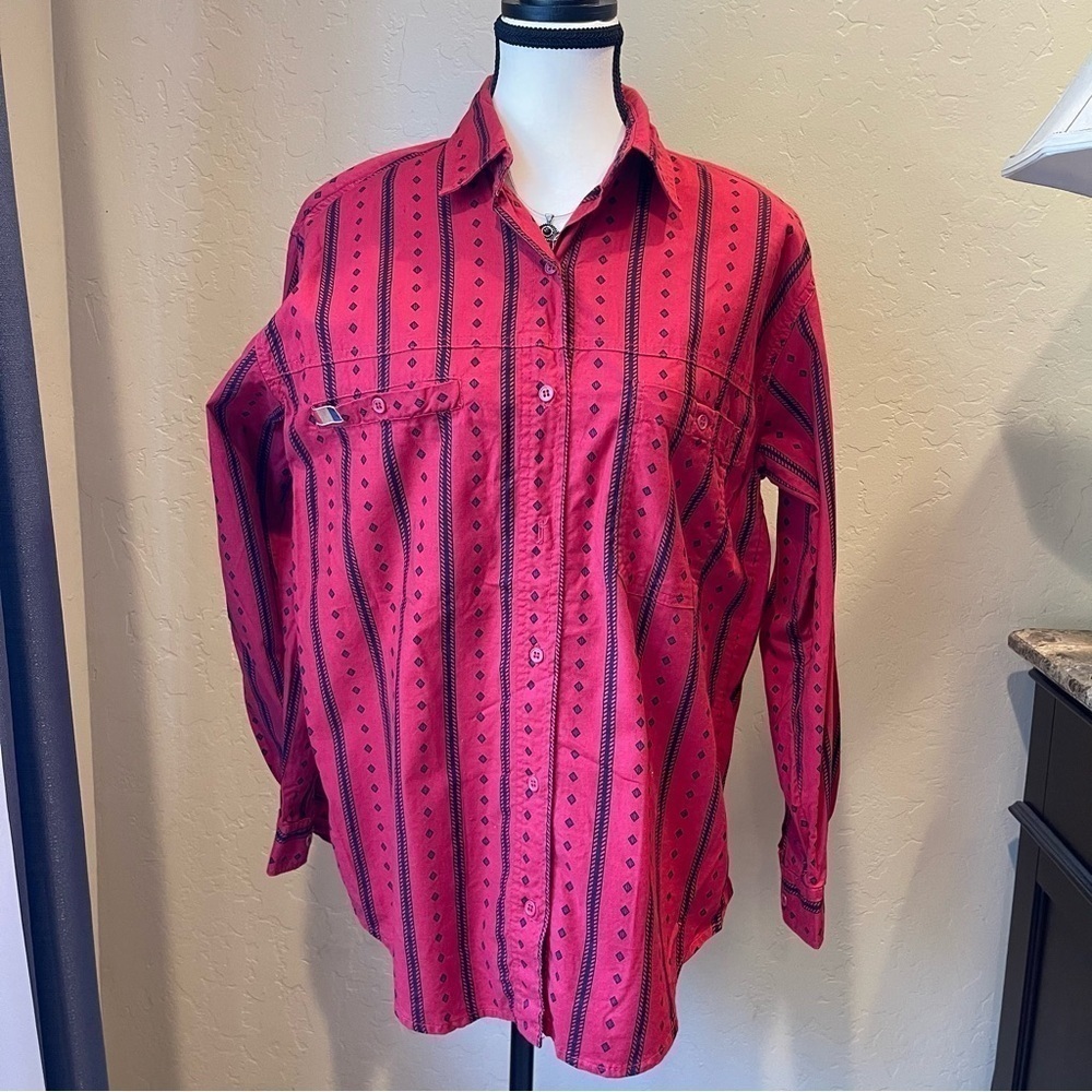 Vintage 90s Ilio button up geometric long sleeve.
Great vintage shirt! Women